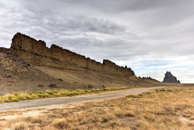 Shiprock è un monadnock che si innalza quasi 1583 piedi sopra la pianura desertica dell'alta nazione Navajo nella contea di San Juan, New Mexico, Stati Uniti