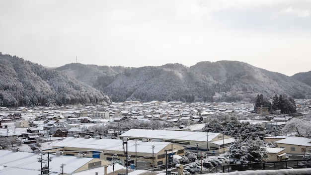 Shirakawa va nella stagione delle nevi in Giappone