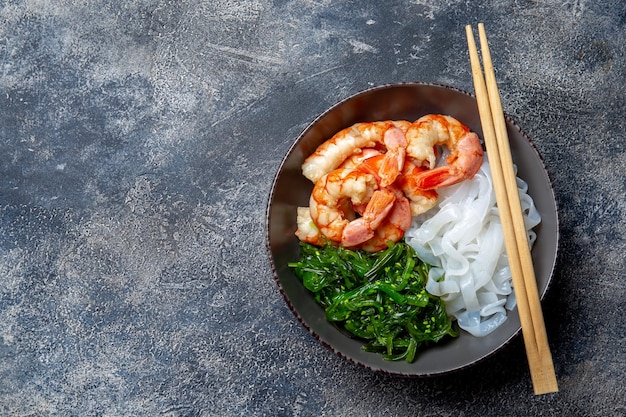 Shirataki tagliatelle gamberetti e alghe chuka ciotola sana a basso contenuto di carboidrati a basso contenuto calorico lanch