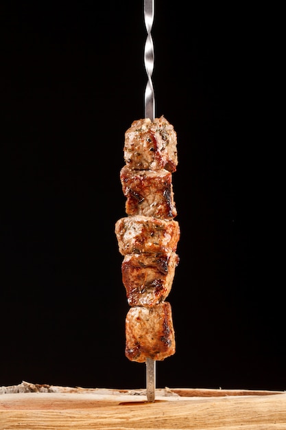 Shish kebab alla griglia su spiedini