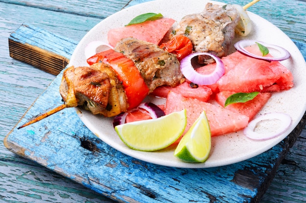 Shish kebab con contorno di cocomero