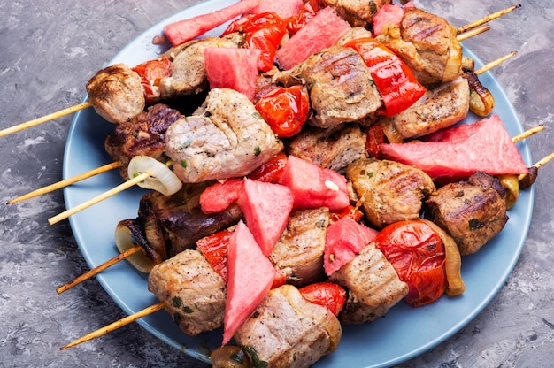 Shish kebab con contorno di cocomero