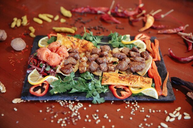 Shish kebab con verdure fritte