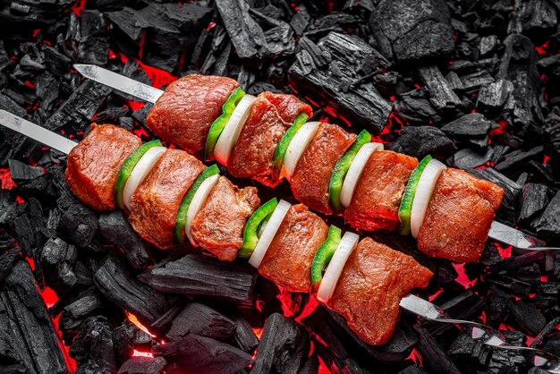 Shish kebab di carne fresca cotto su carbone