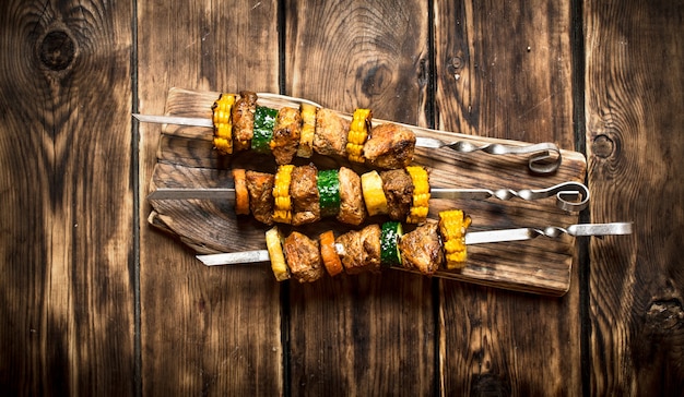 Shish kebab di maiale e verdure su spiedini.