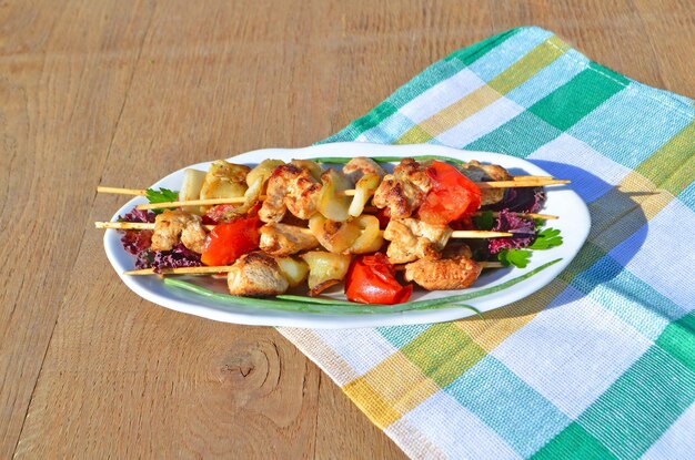 Shish kebab di pollo con zucchine e pomodori