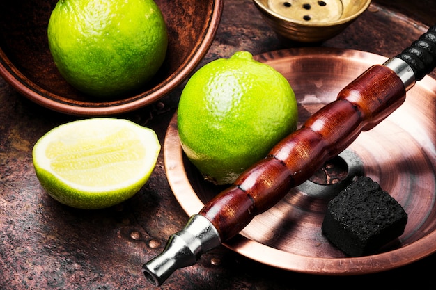 Shisha narghilè orientali con lime