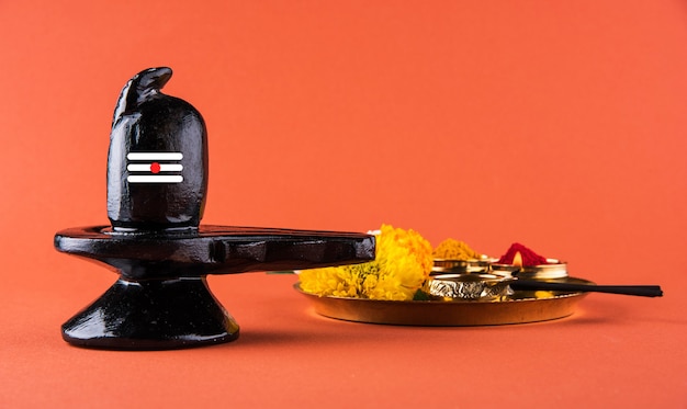 Shiva Linga decorato con fiori e bel patra o foglia e haldi kumkum per Pooja o adorazione del Signore Shiva o Shankar bhagwan