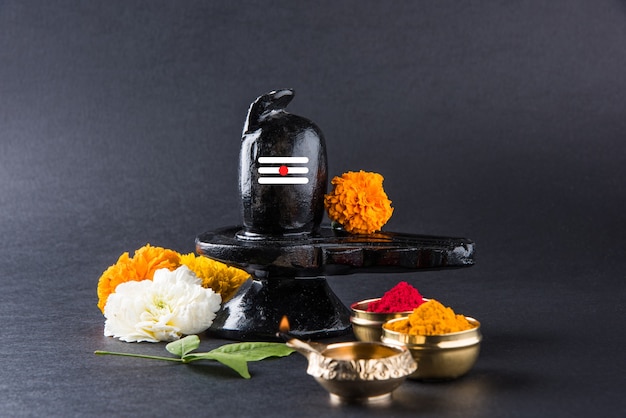 Shiva Linga decorato con fiori e bel patra o foglia e haldi kumkum per Pooja o adorazione del Signore Shiva o Shankar bhagwan