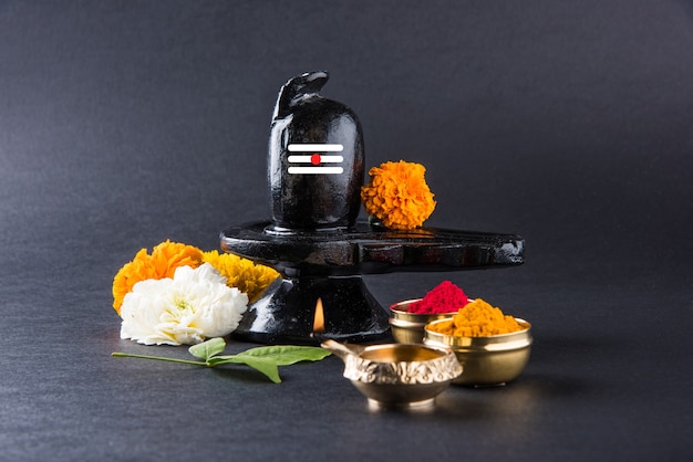 Shiva Linga decorato con fiori e bel patra o foglia e haldi kumkum per Pooja o adorazione del Signore Shiva o Shankar bhagwan