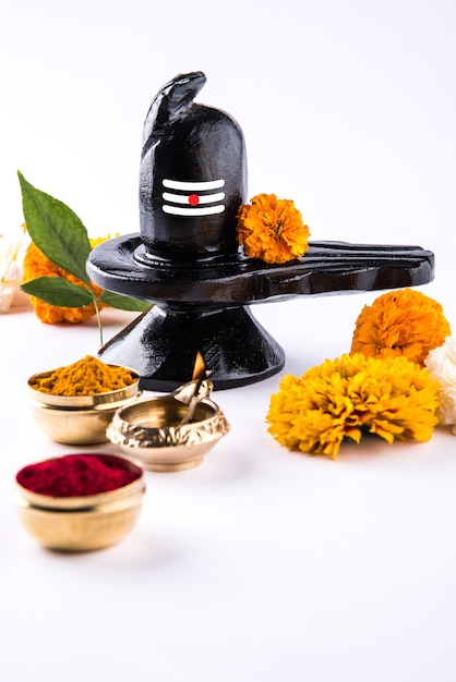 Shiva Linga decorato con fiori e bel patra o foglia e haldi kumkum per Pooja o adorazione del Signore Shiva o Shankar bhagwan