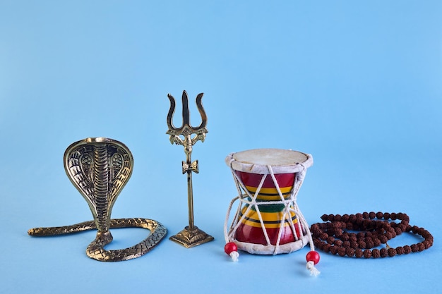 Shivaratri sfondo con shivas trident pellet drum damroo strumento musicale ans snake maha shivr