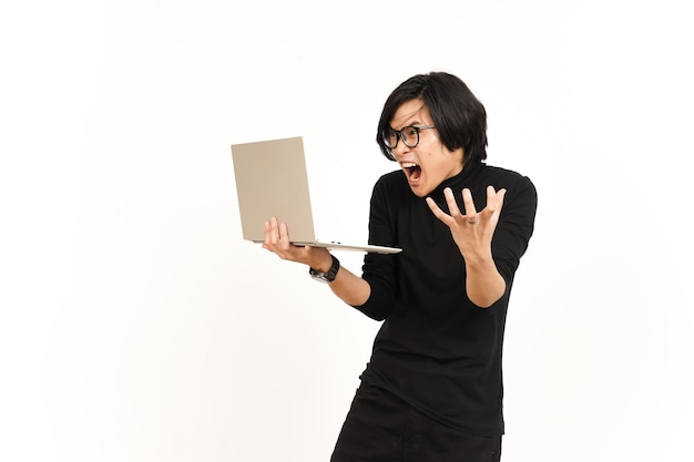 Shock e arrabbiato durante l'utilizzo del computer portatile di un bell'uomo asiatico isolato su sfondo bianco