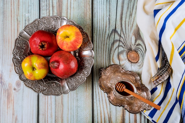 Shofar e tallit con miele di vetro e mele fresche mature. Simboli ebraici di Capodanno. Rosh hashanah