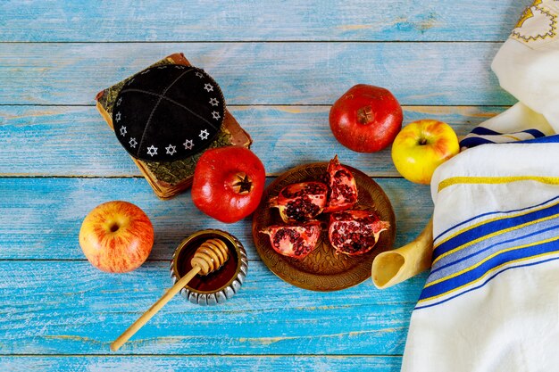 Shofar e tallit con vasetto di miele e frutta