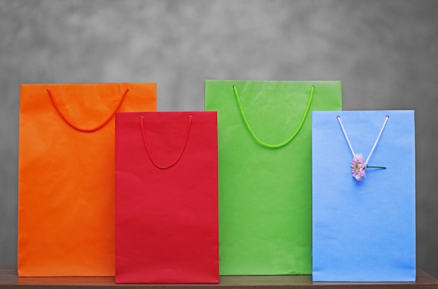 Shopper colorate su superficie grigia