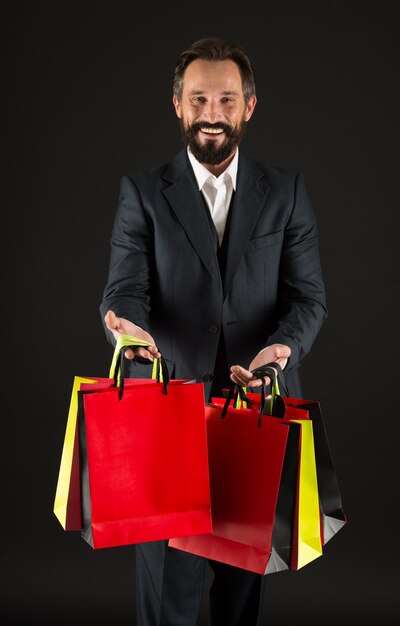 Shopper concept Felice shopper con borse della spesa Shopper addicted con borse di carta Personal shopper