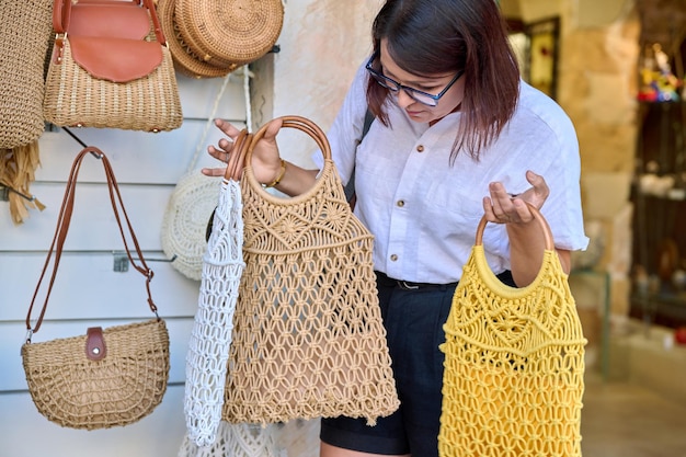 Shopper donna che acquista una borsa ecologica in tessuto alla moda nel negozio