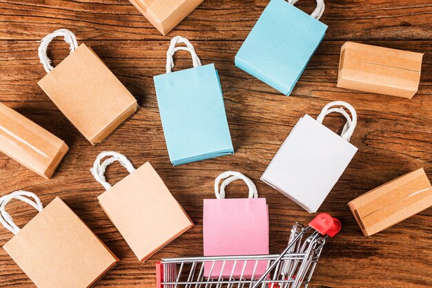 Shopper in carta colorata in un carrello Idee sulla dipendenza da shopping online