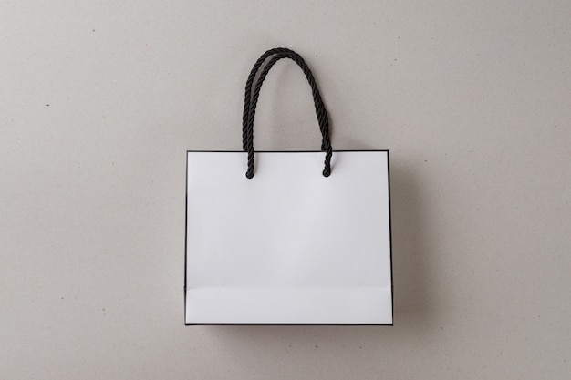 Shopping bag bianco uno sfondo bianco e copia spazio per testo normale o prodotto