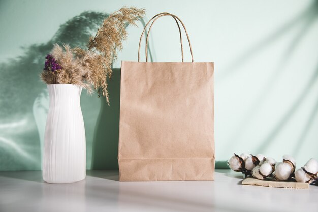 shopping bag con cotone e vaso d'erba