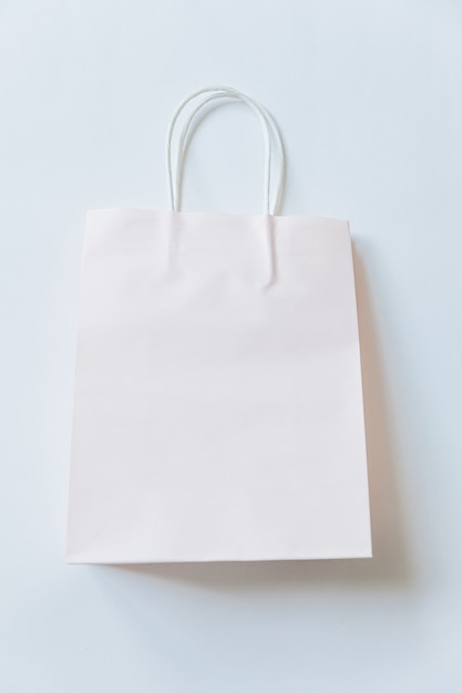 Shopping bag dal design semplicemente minimale isolato su sfondo bianco