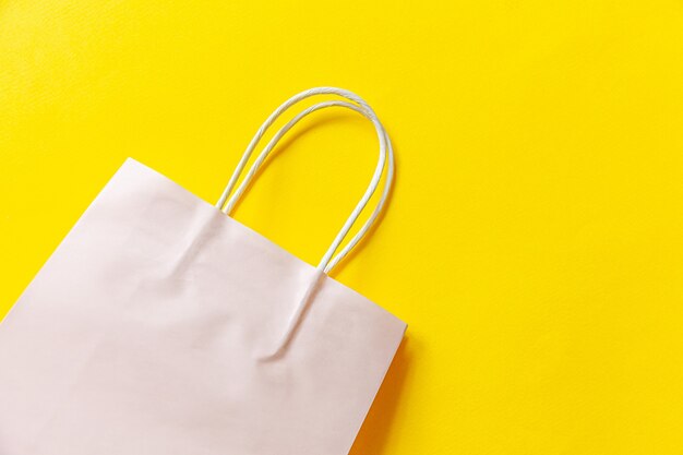 Shopping bag dal design semplicemente minimale isolato su sfondo giallo