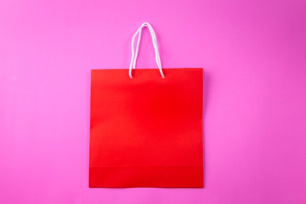 Shopping bag rosso uno sfondo bianco e copia spazio per testo normale o prodotto