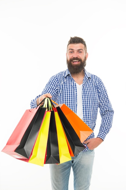 Shopping come piace a te Uomo barbuto sorridente con borse della spesa isolate su bianco Acquirente hipster felice in possesso di sacchetti di carta dopo lo shopping Shopping come dovrebbe essere