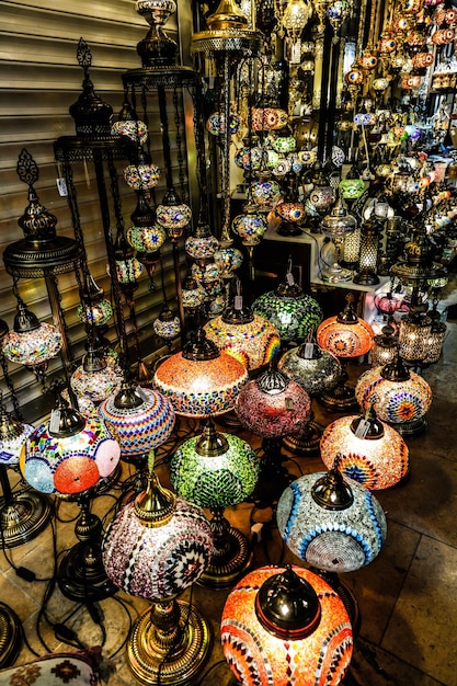 Shopping nel Grand Bazar Lampade tradizionali nel negozio di souvenir Istanbul Turchia