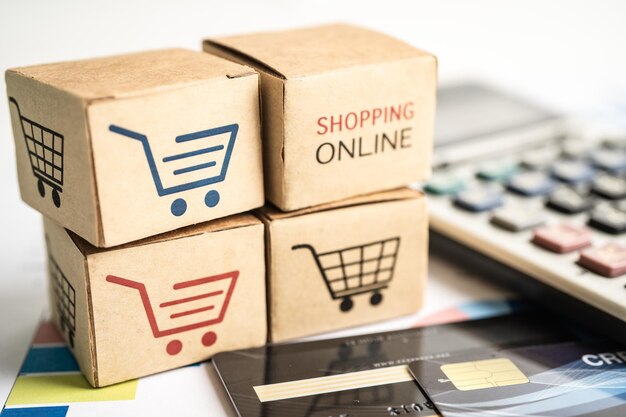 Shopping online box con carta di credito e calcolatrice sul grafico Concetto di business import export di commercio finanziario