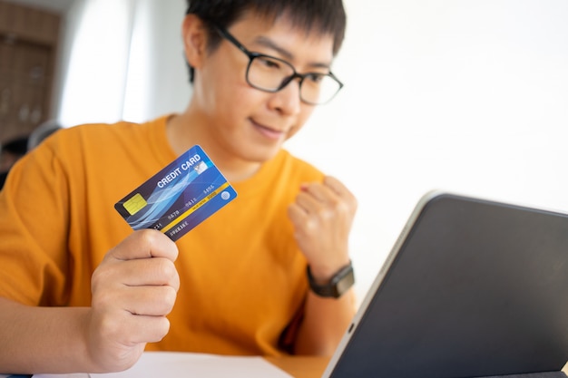 Shopping online con tavoletta digitale e carta di credito