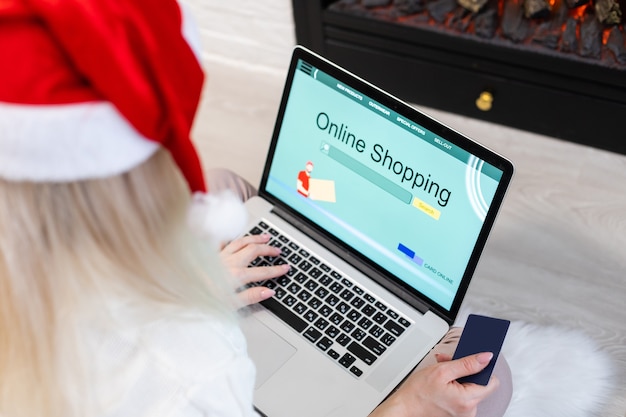 Shopping online di Natale usando il laptop