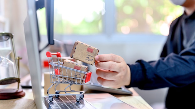 Shopping online e concetto di consegna a domicilio. Lock down e auto-quarantena per il lavoro a casa. Imprese PMI ed effetto e-commerce da Covid-19.