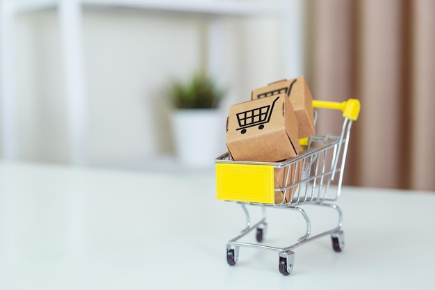 Shopping online e concetto logistico scatola di carta nel carrello della spesa servizio di consegna a domicilio supermercato ordinazione online importazione esportazione finanza commercio