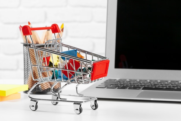 Shopping Online Mini Carrello e laptop