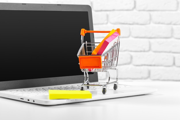Shopping Online Mini Carrello e laptop