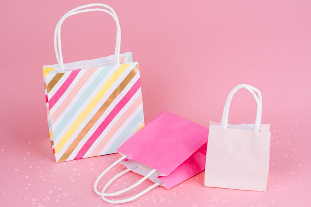 Shopping paper o sacchetti regalo su sfondo rosa con copia spa. Concetto di vendita, shopping, venerdì nero.