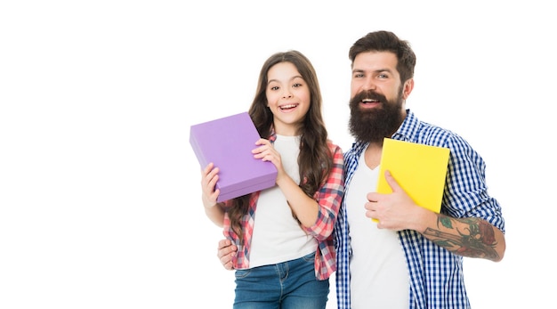 Shopping per la gioia La famiglia felice festeggia le vacanze Negozio di articoli da regalo Saldi e shopping Padre e figlio tengono scatole regalo Godersi lo shopping natalizio Acquista online Lo shopping è sempre una buona idea