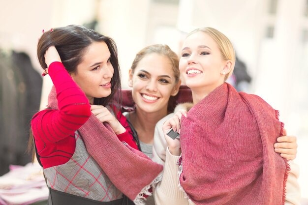 Shopping Tre belle ragazze divertenti in una boutique