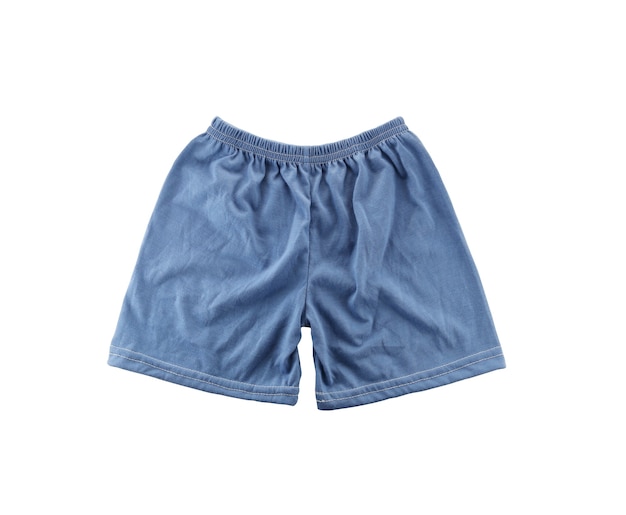 Shorts blu del ragazzo isolati su bianco