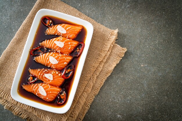 Shoyu marinato al salmone o salsa di soia marinata al salmone in stile coreano