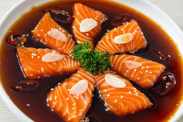 Shoyu marinato al salmone o salsa di soia marinata al salmone in stile coreano