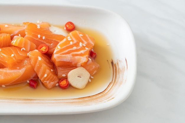 Shoyu marinato crudo al salmone fresco o salsa di soia marinata al salmone