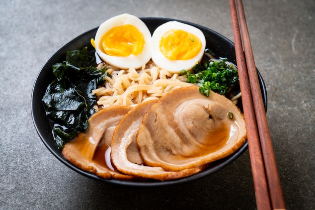 Shoyu ramen noodle con carne di maiale e uova. Stile di cibo giapponese