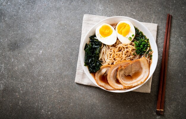 Shoyu ramen noodle con carne di maiale e uova