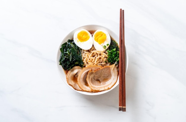 Shoyu ramen noodle con maiale e uova - Stile alimentare giapponese