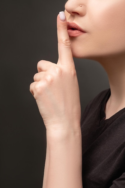 Shush gesto donna segreta femminile shhh labbra del dito