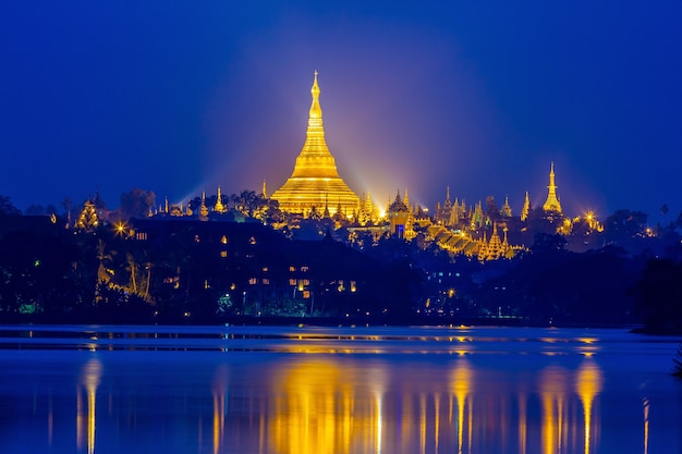 Shwedagon pagoda al tramonto, Grande Pagoda Dagon a Yangon Myanmar