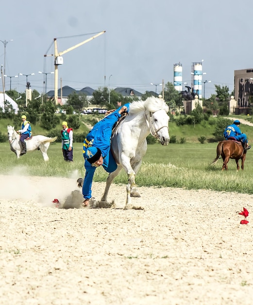 Shymkent Kazakhstan 16 maggio 2018 Una vacanza all'ippodromo della città in onore dell'inizio del mese santo del Ramadan Cavalieri in costumi nazionali a cavallo